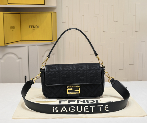 フェンディ「Fendi」Baguette FFエンブロイダリー ショルダーバッグ