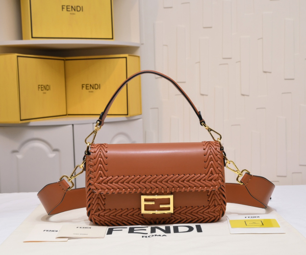 フェンディ「Fendi」 Baguette メディウム レザー ショルダーバッグ
