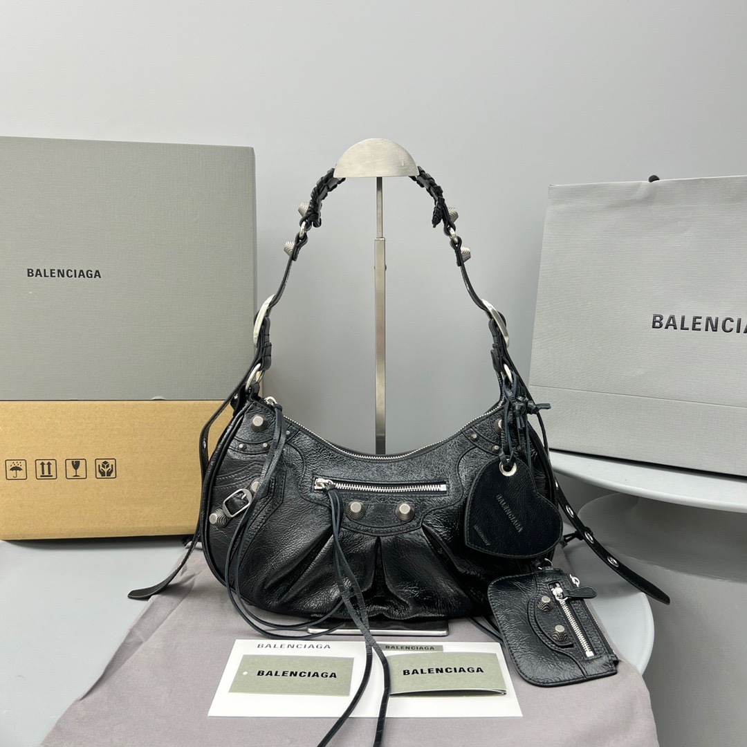 バレンシアガ「Balenciaga」 LE CAGOLE 半月型ショルダーバッグ