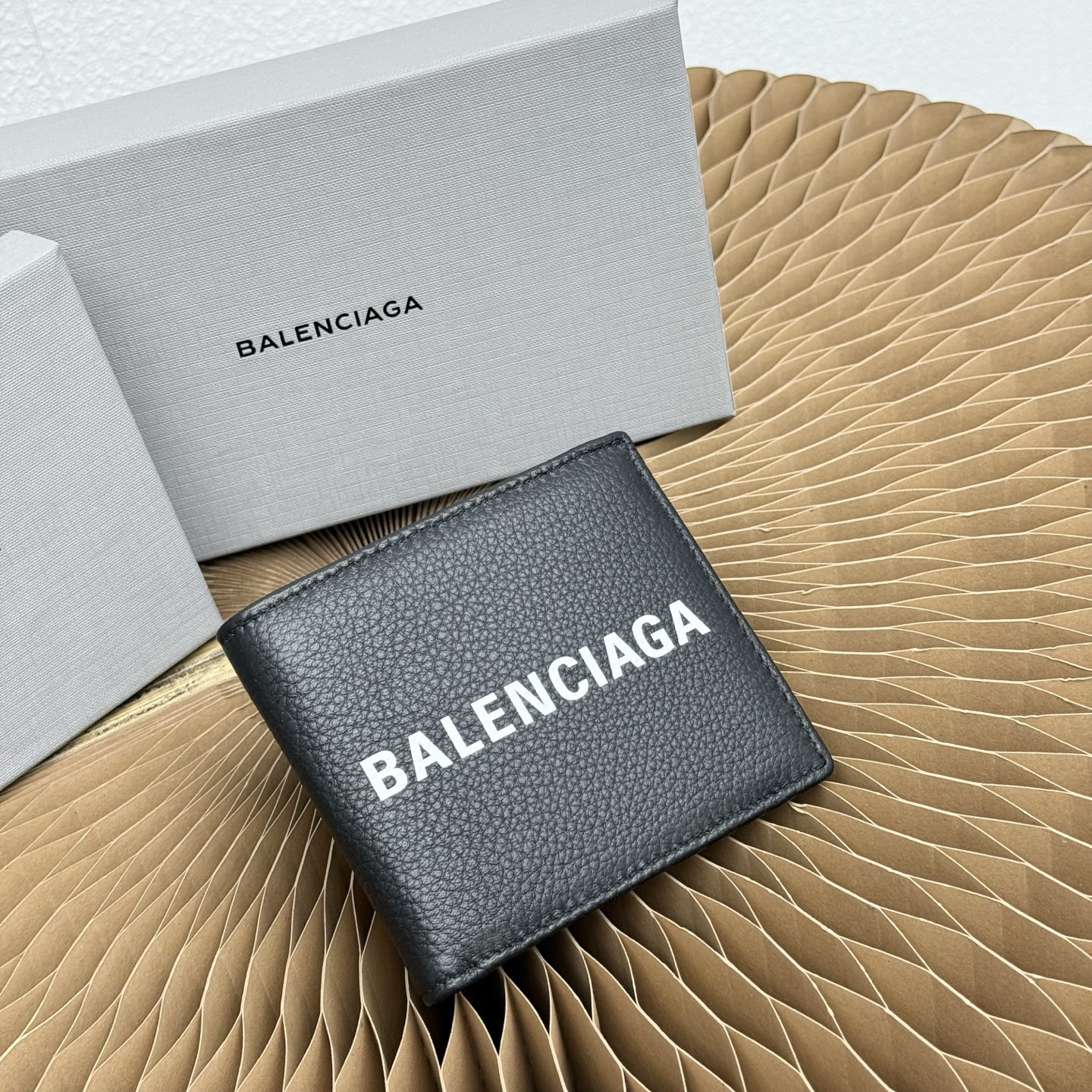 バレンシアガ「Balenciaga」 CASH スクエア折りたたみ財布