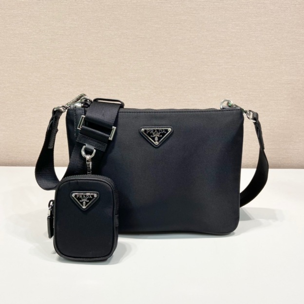 プラダ「Prada」 リエディション2005 サフィアーノレザー 3-in-1バッグ