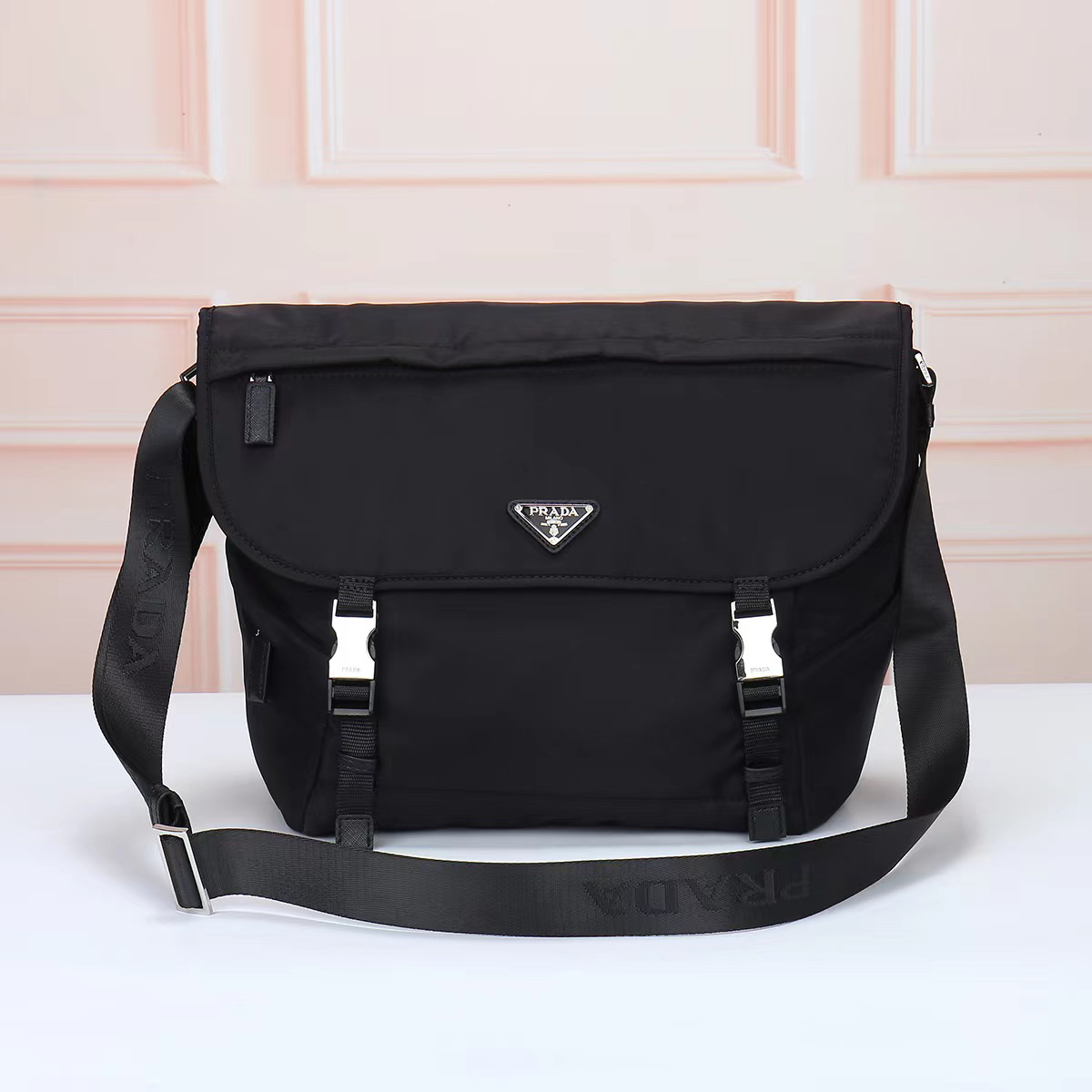 プラダ「Prada」 Re-Nylon & Saffiano Leather Messenger Bag