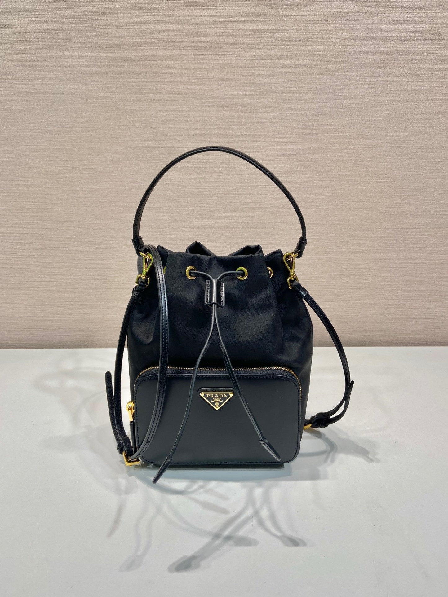 プラダ「Prada」  リニューサブルナイロン ミニバケットバッグ（Prada Re-Nylon Mini Bucket Bag）