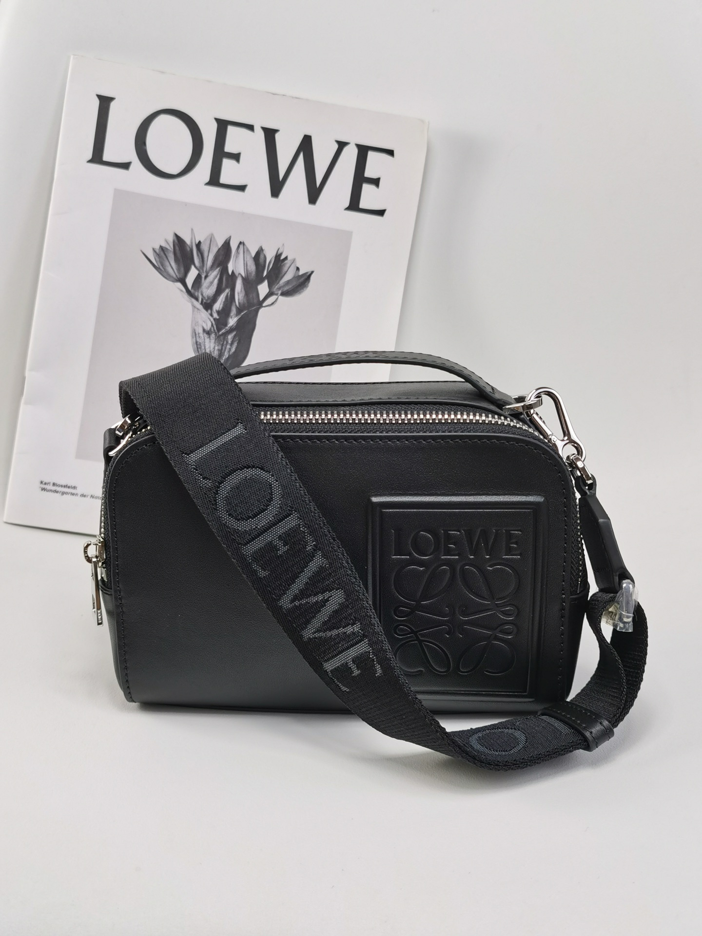 ロエベ「Loewe」ボディ カメラバッグ ミニ(サテンカーフ) カメラバッグ