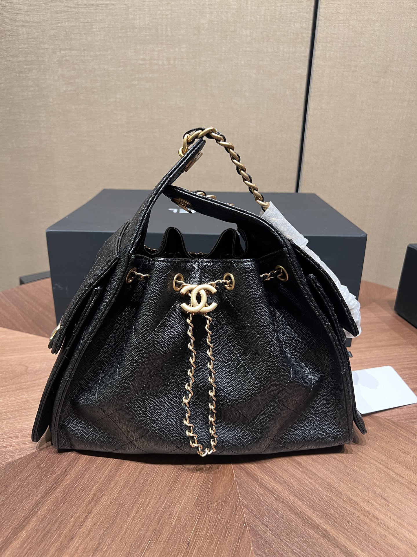 シャネル「Chanel」25S キャビアレザー ドローストリング バケットバッグ ブラック＆ゴールド