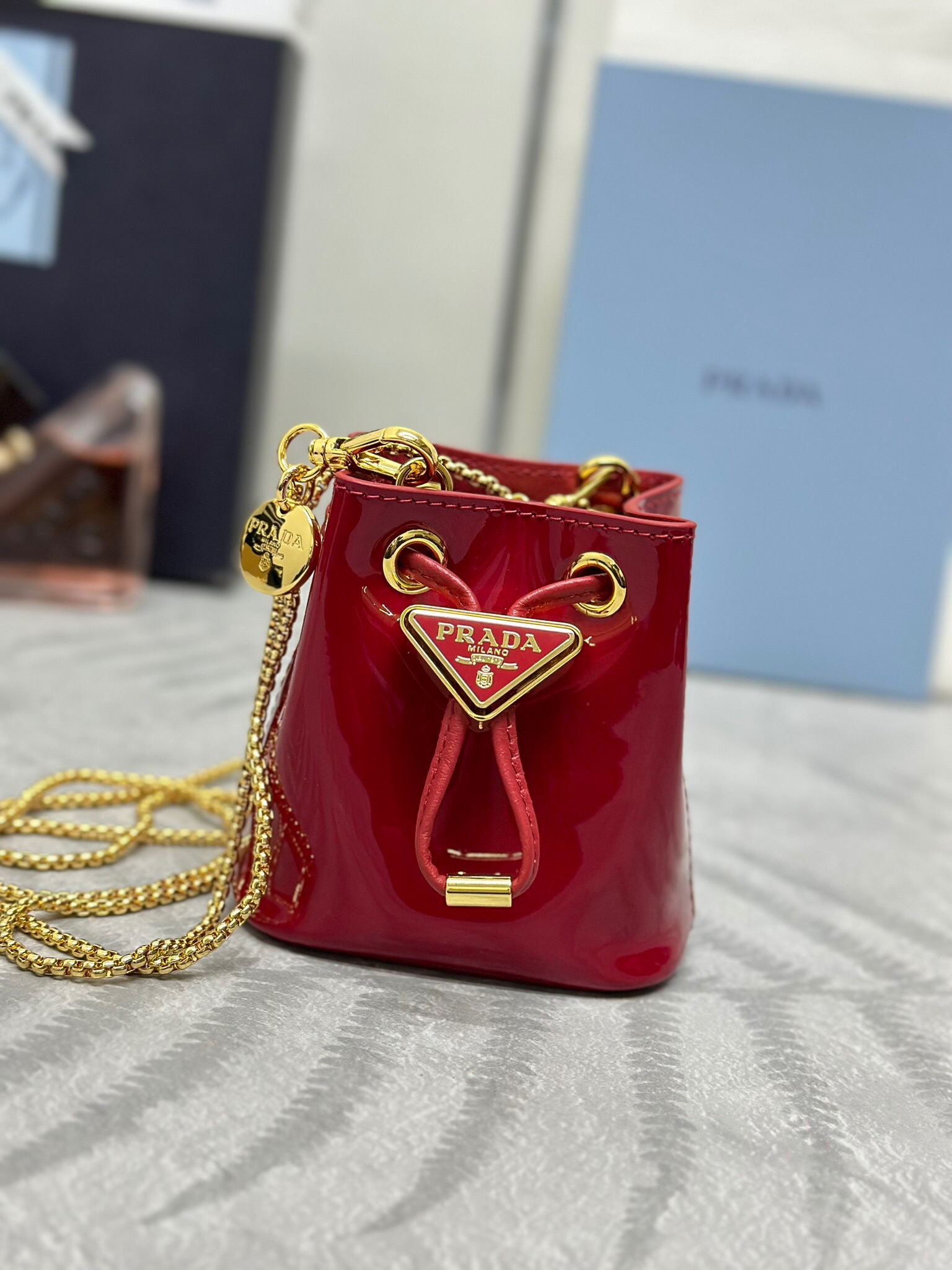 プラダ「Prada」 ラッカードレンチバッグ