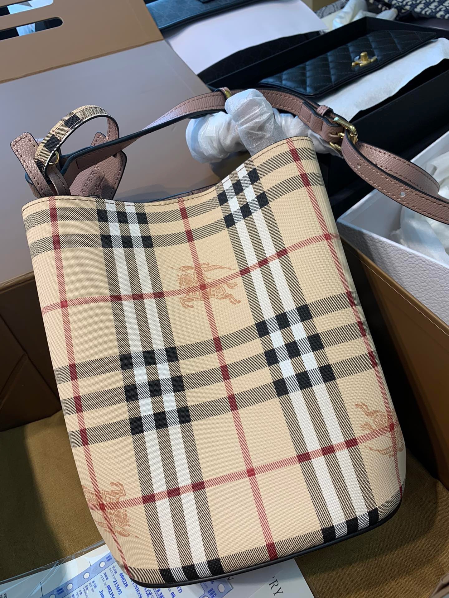 バーバリー「Burberry」TBモノグラム レザー&キャンバス ミニ ウォーターバッグ