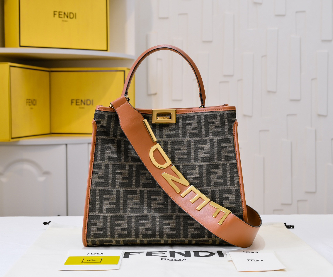 フェンディ「Fendi」  ピーカブー コレクション レザーショルダーバッグ