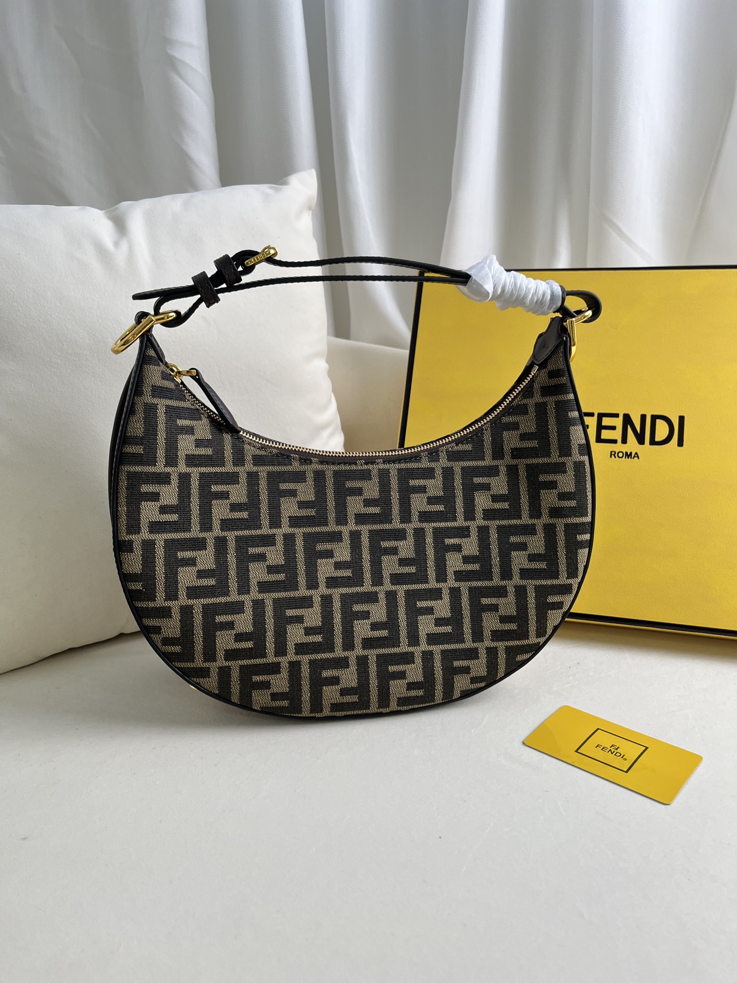 フェンディ「Fendi」  プラフィー アンダーアームバッグ