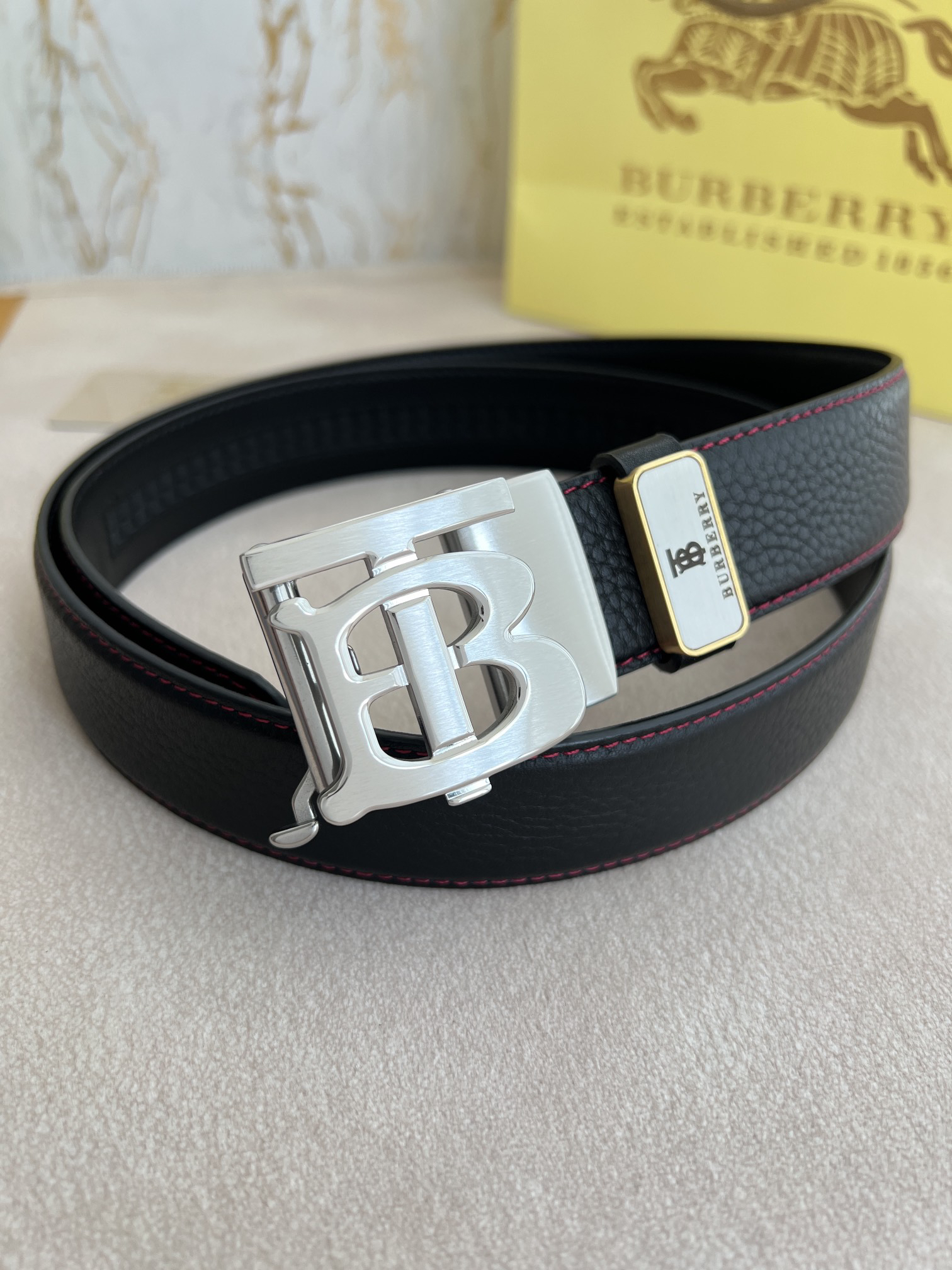 バーバリー「Burberry」オートロックTBベルト 2色
