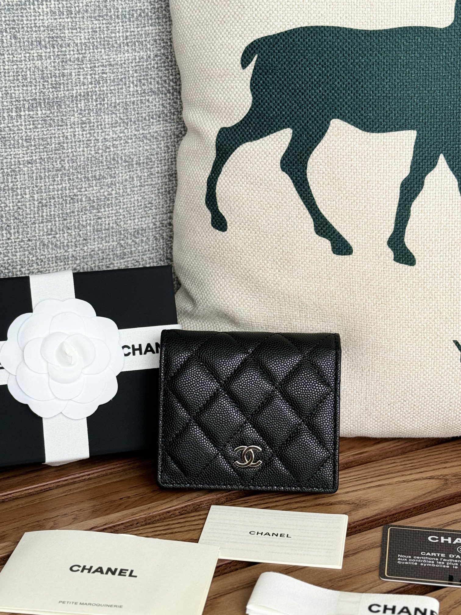 シャネル「Chanel」クラシック バイフォールド コインケース付き ショートウォレット