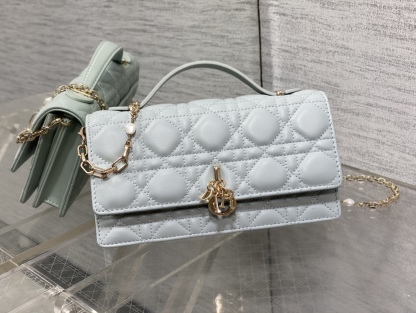 ディオール「Dior」30 MONTAIGNE パールチェーン クラッチバッグ