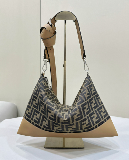 フェンディ「Fendi」Diagonal 薄型ジップクロージャー メッセンジャーバッグ