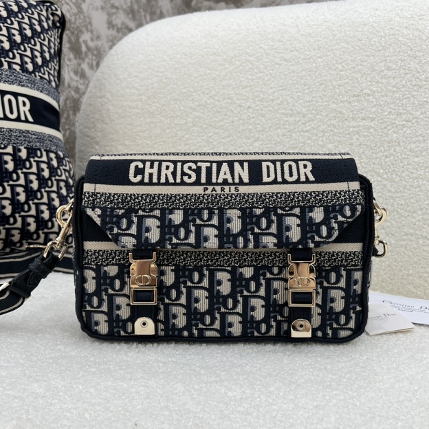 ディオール「Dior」オブリーク エンボスド ショルダーバッグ ブルー