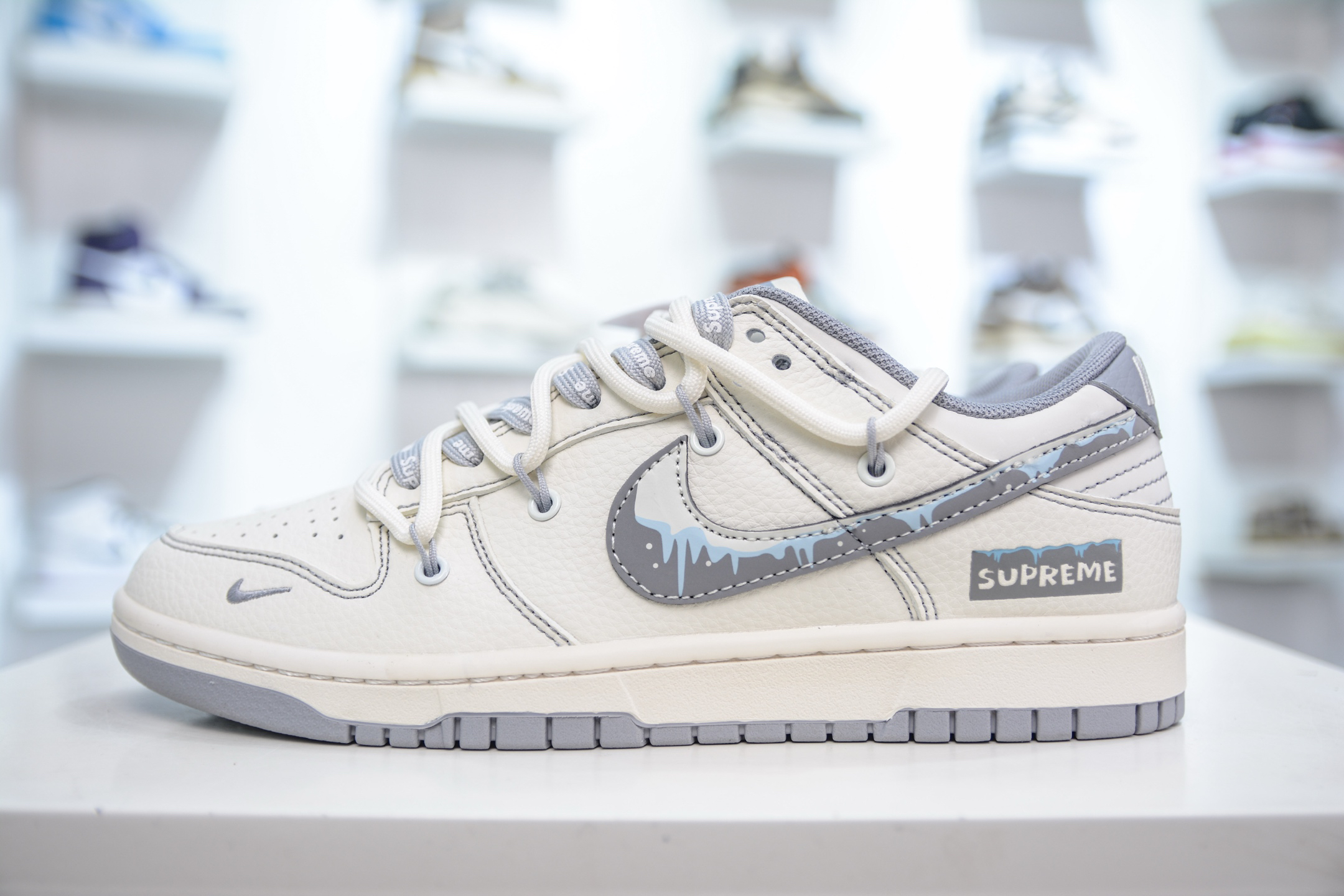 「コラボモデル」Supreme x Nike "ホワイト/グレー" スケートボードシューズ