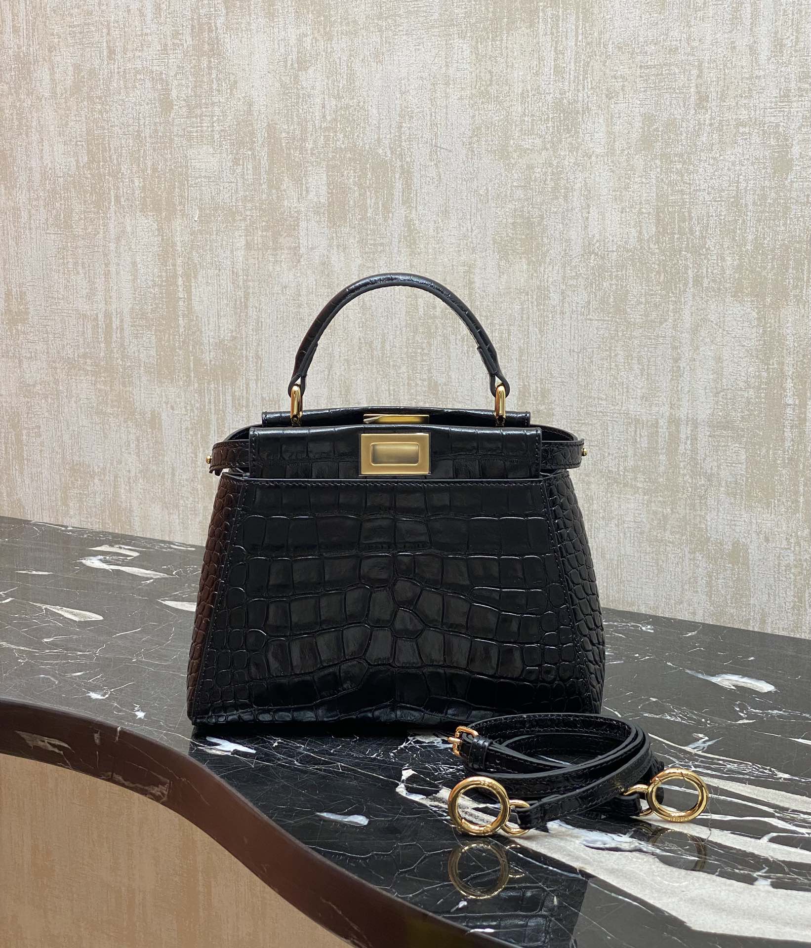 フェンディ「Fendi」Peekaboo Classic レザーーハンドバッグ
