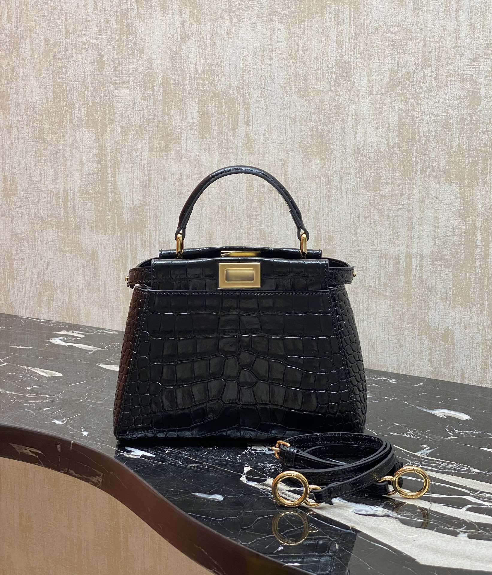 フェンディ「Fendi」Peekaboo Classic レザーーハンドバッグ