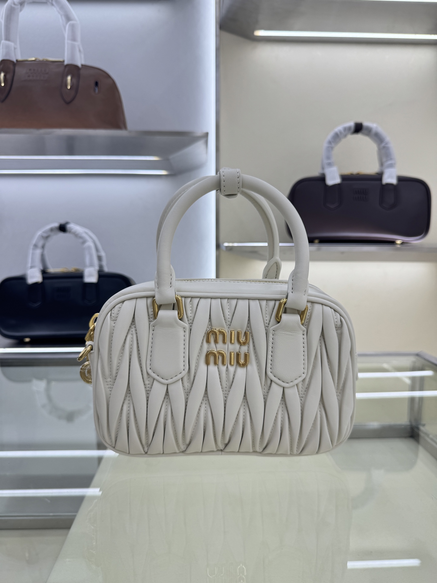 ミュウミュウ「Miu Miu」ボウリング バッグ ラムスキン マトラッセ ステッチ