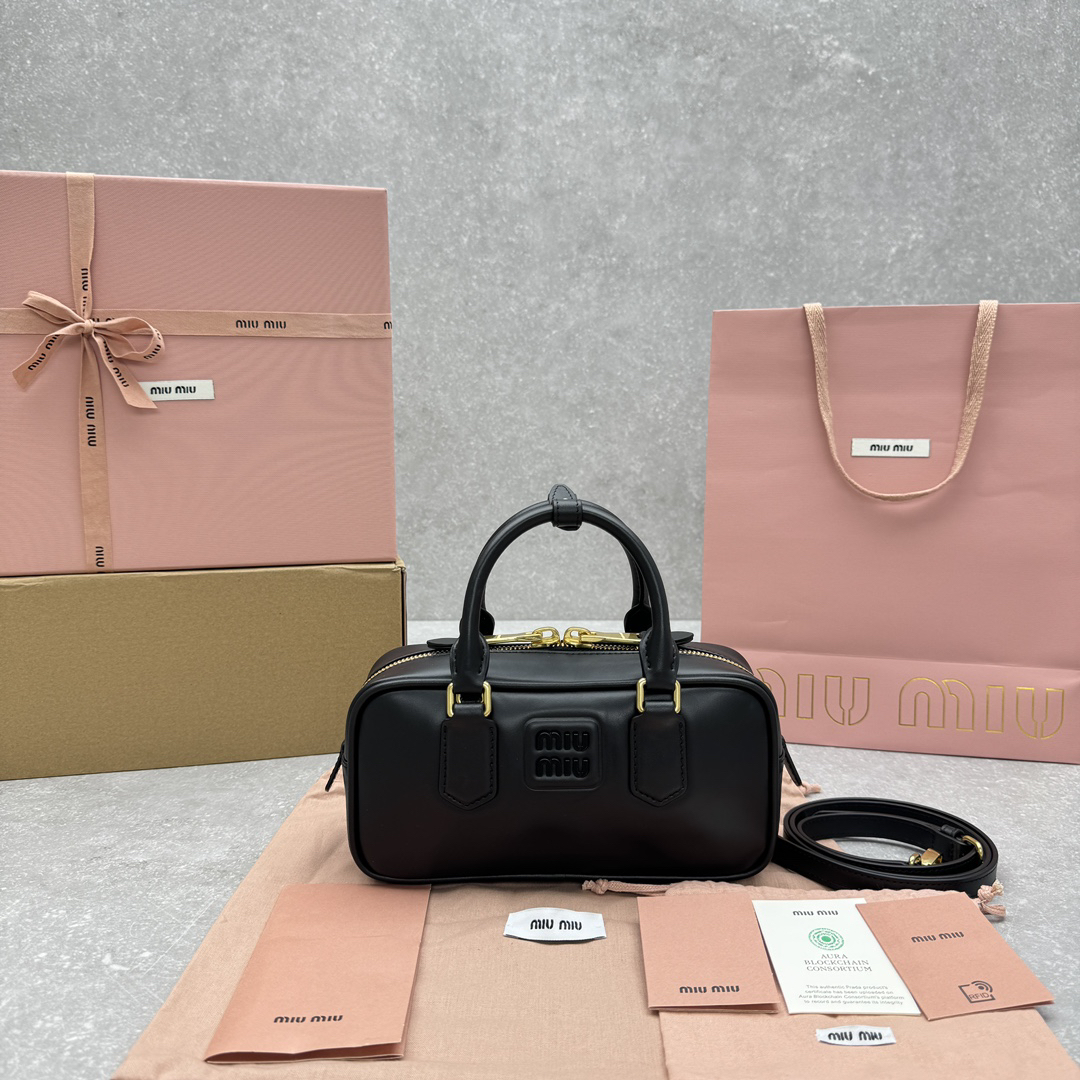 ミュウミュウ「Miu Miu」ソフティ パッド ボウリングバッグ ラムスキン