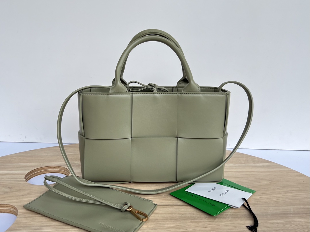 ボッテガ・ヴェネタ「Bottega Veneta」Mini Tote 3GG ショルダーバッグ