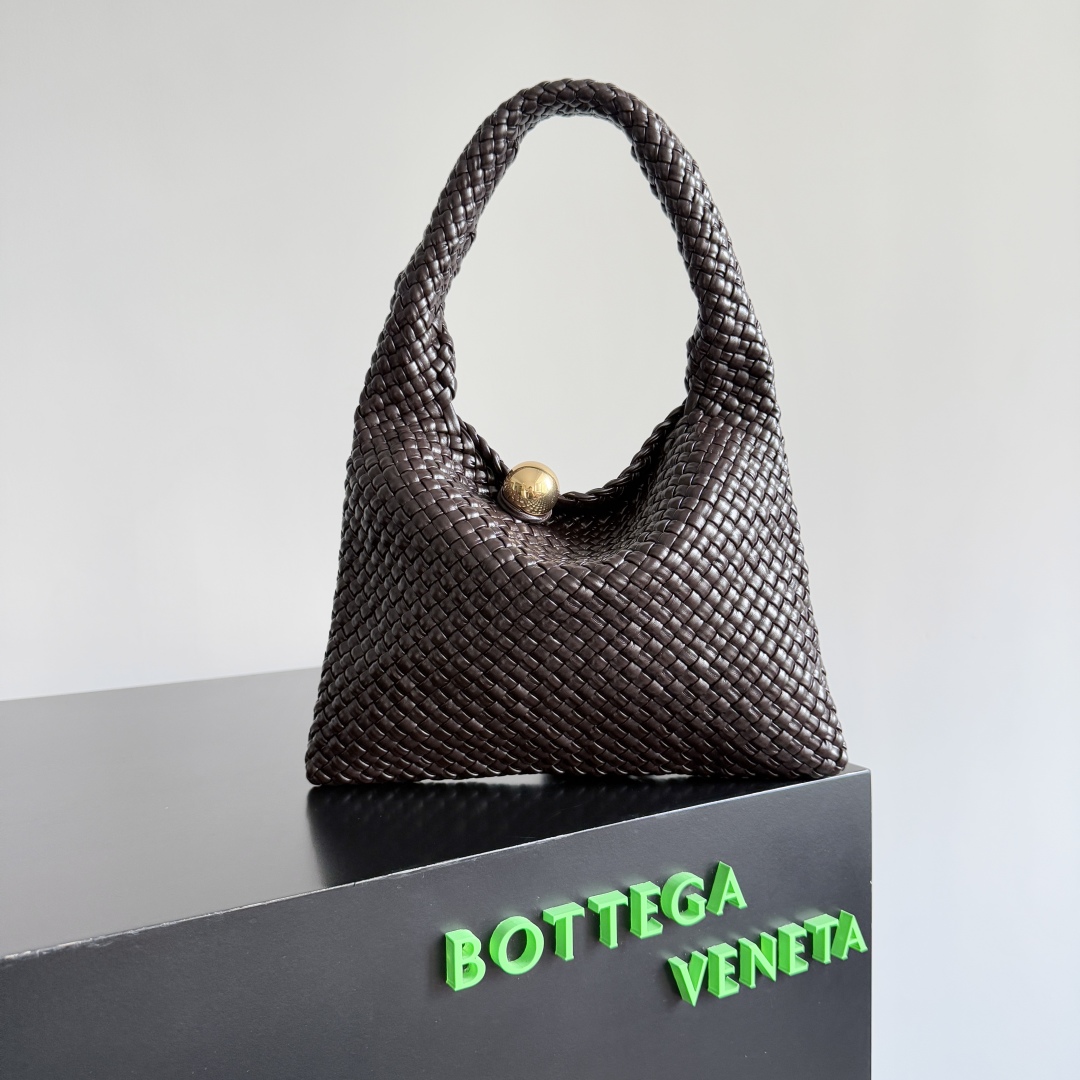 ボッテガ・ヴェネタ「Bottega Veneta」イントレチャート レザー ショルダーバッグ