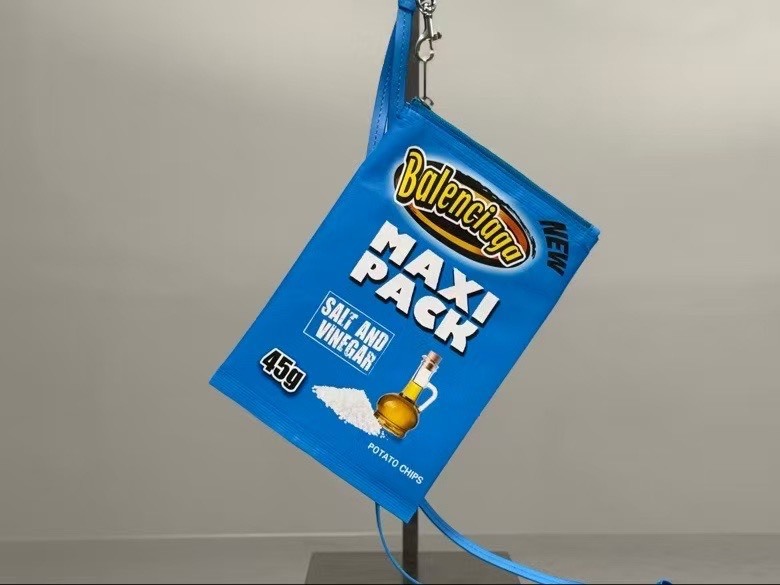 バレンシアガ「Balenciaga」CHIPS スマホポーチ