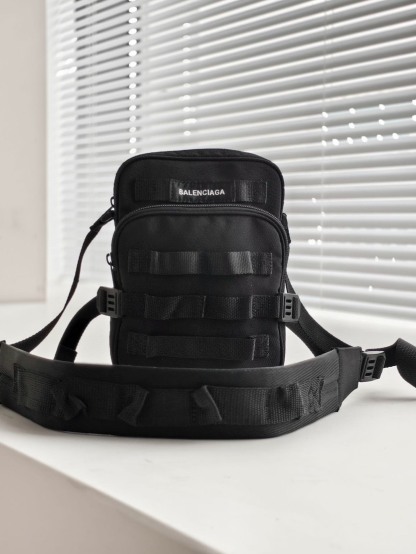 バレンシアガ「Balenciaga」ARMY メンズ メッセンジャーバッグ