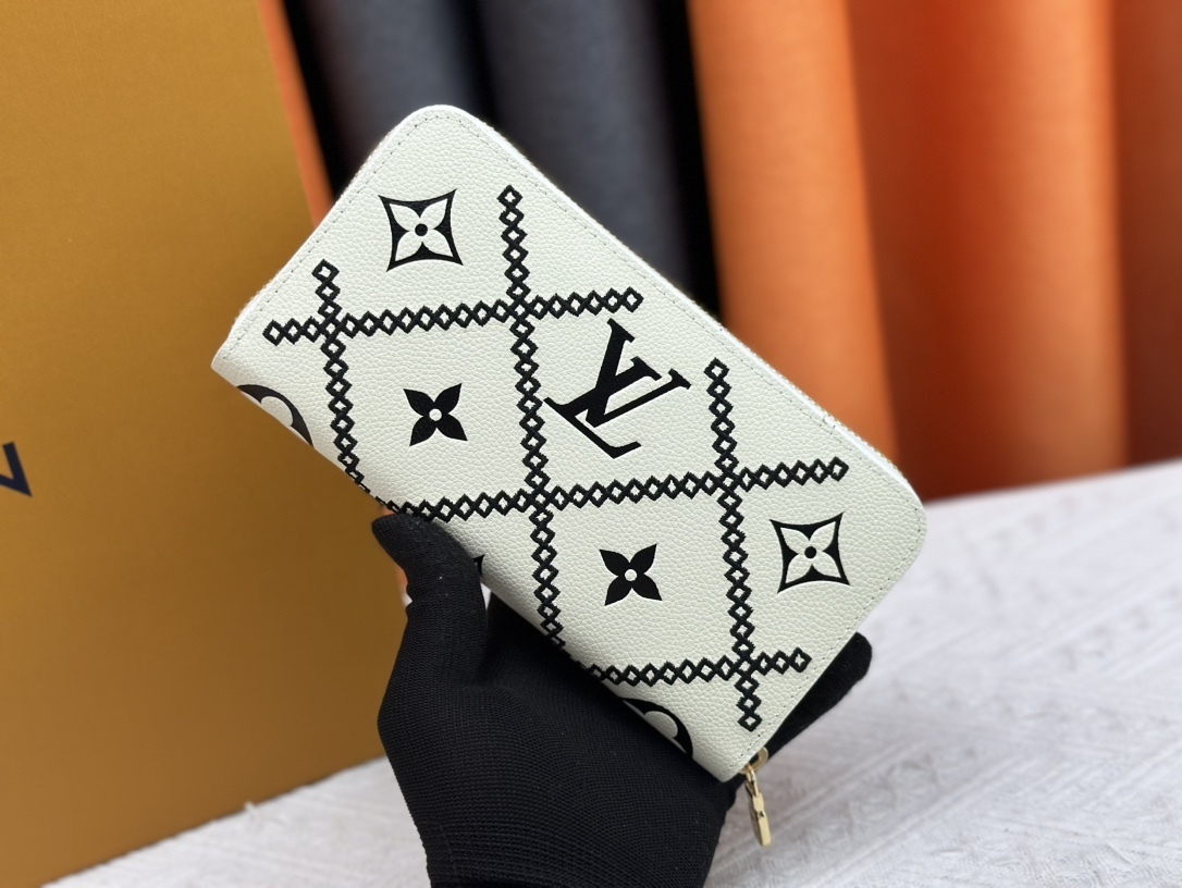 ルイ・ヴィトン ジッピー･ウォレット「エンボス 刺繍」
