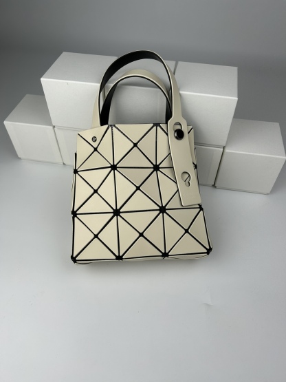イッセイ・ミヤケ「Issey Miyake」CARAT ジオメトリックボックスバッグ