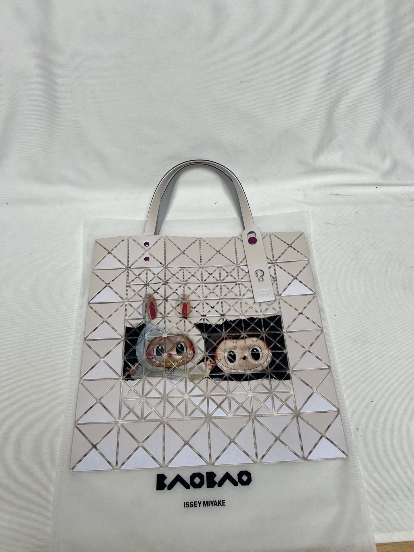 「コラボモデル」イッセイミヤケ × LABUBU ルーセントトートバッグ