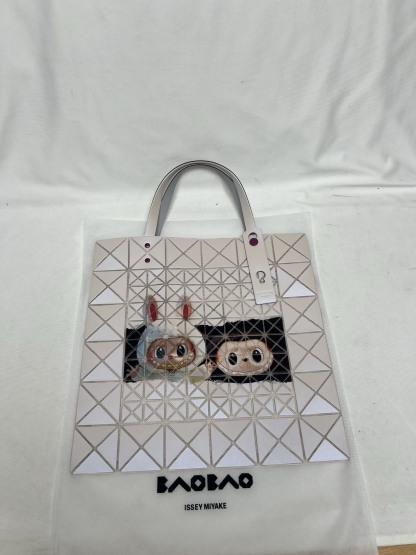 「コラボモデル」イッセイミヤケ × LABUBU ルーセントトートバッグ