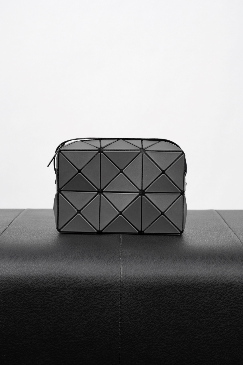 イッセイ・ミヤケ「Issey Miyake」プレッソ チャコールグレーショルダーバッグ