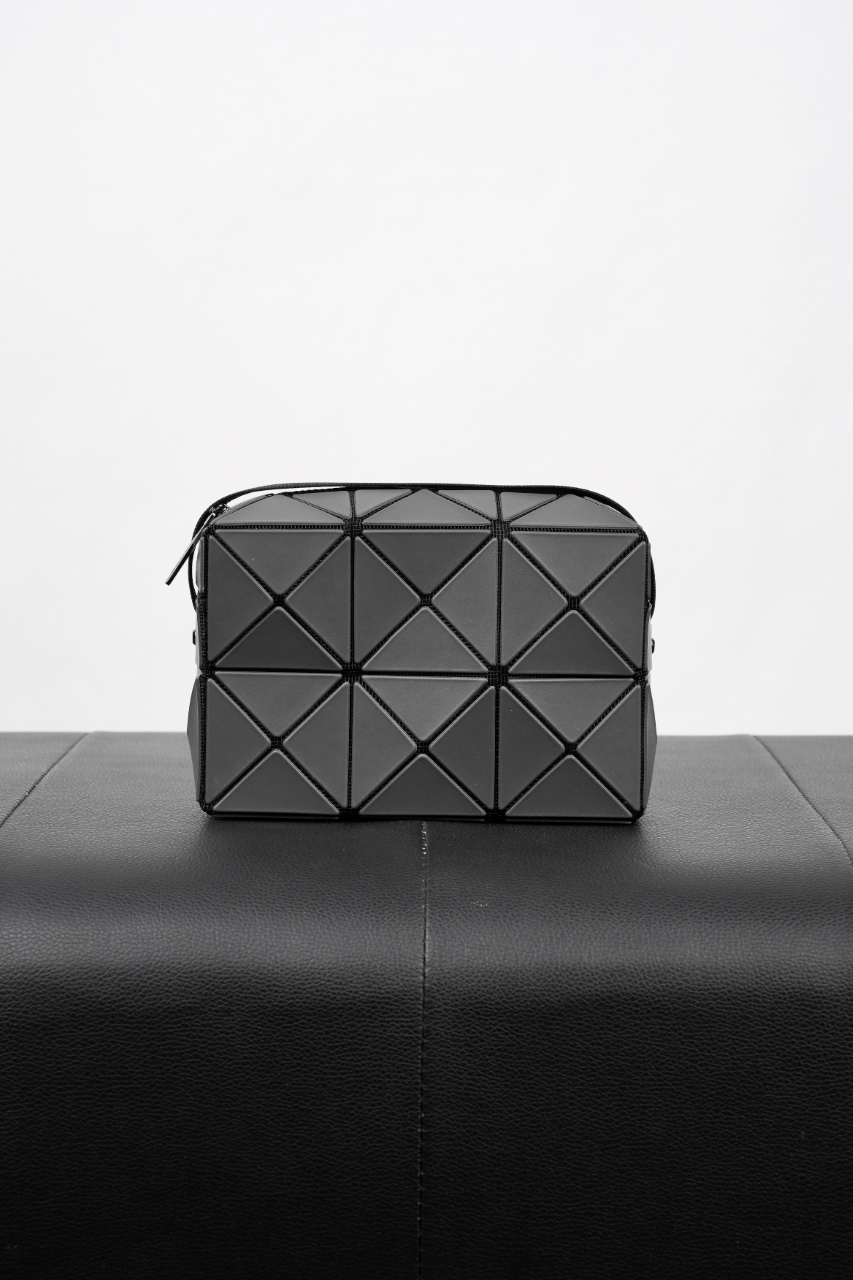 イッセイ・ミヤケ「Issey Miyake」プレッソ チャコールグレーショルダーバッグ