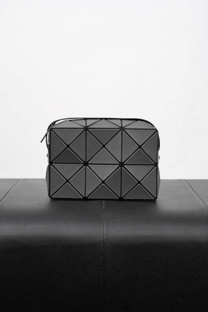 イッセイ・ミヤケ「Issey Miyake」プレッソ チャコールグレーショルダーバッグ