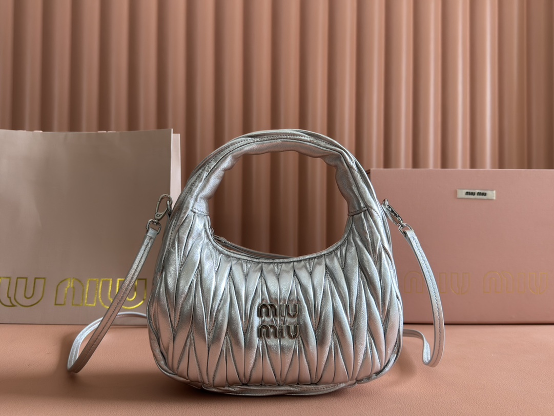 ミュウ ミウ「Miu Miu」ワンダー マトラッセ ラムスキンのホーボー ミニバッグ