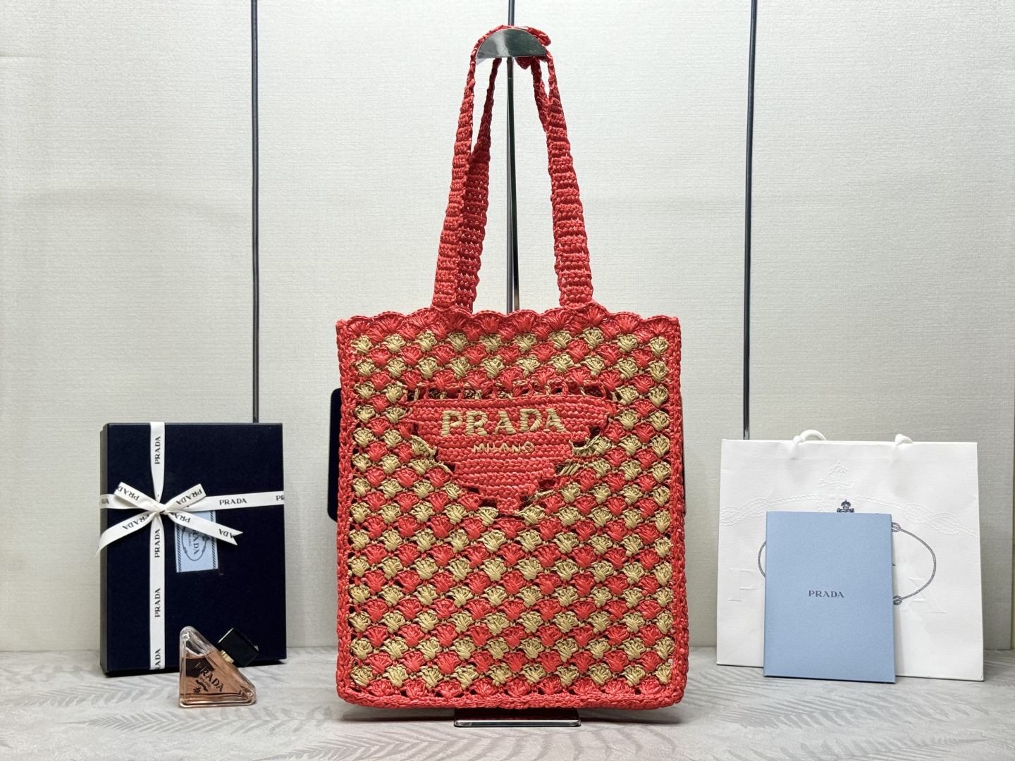 プラダ「Prada」クロシェ＆レザートートバッグ