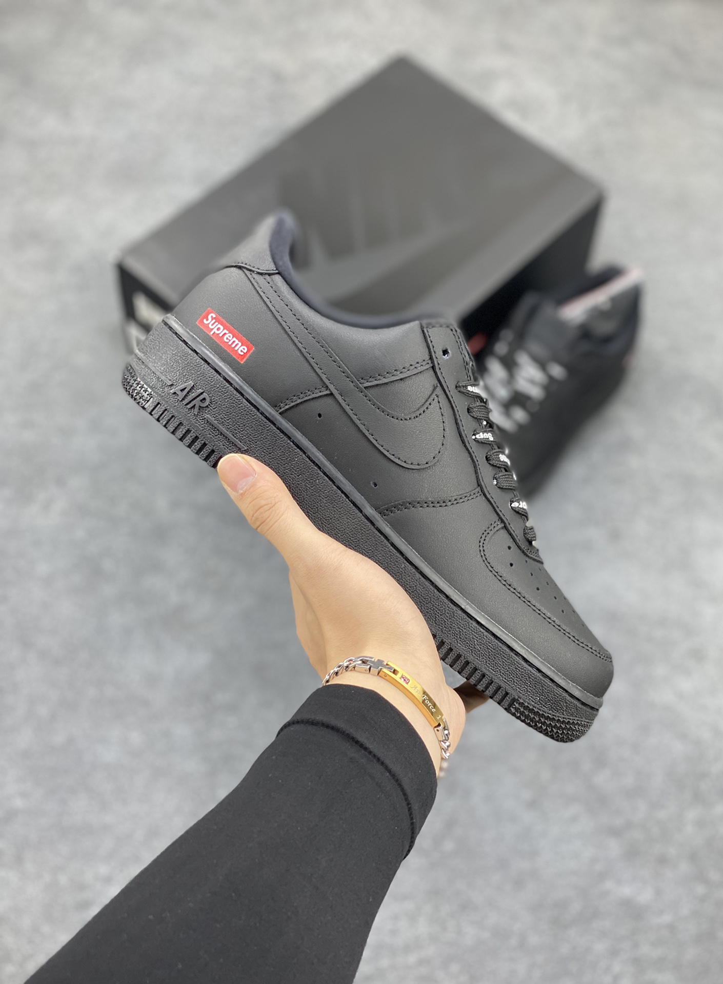 超入手困難「コラボモデル」Supreme × Nike Air Force 1 Low スニーカー