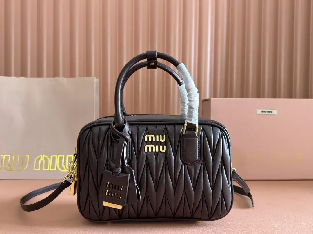 ミュウ ミウ「Miu Miu」マトラッセ シープスキン ミディアム ボウリング トート クロスボディバッグ