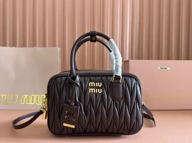 ミュウ ミウ「Miu Miu」マトラッセ シープスキン ミディアム ボウリング トート クロスボディバッグ