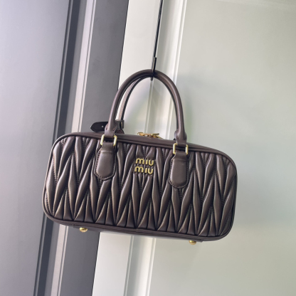 ミュウミュウ「Miu Miu」ボウリングバッグ 2025SSコレクション レザーショルダーバッグ