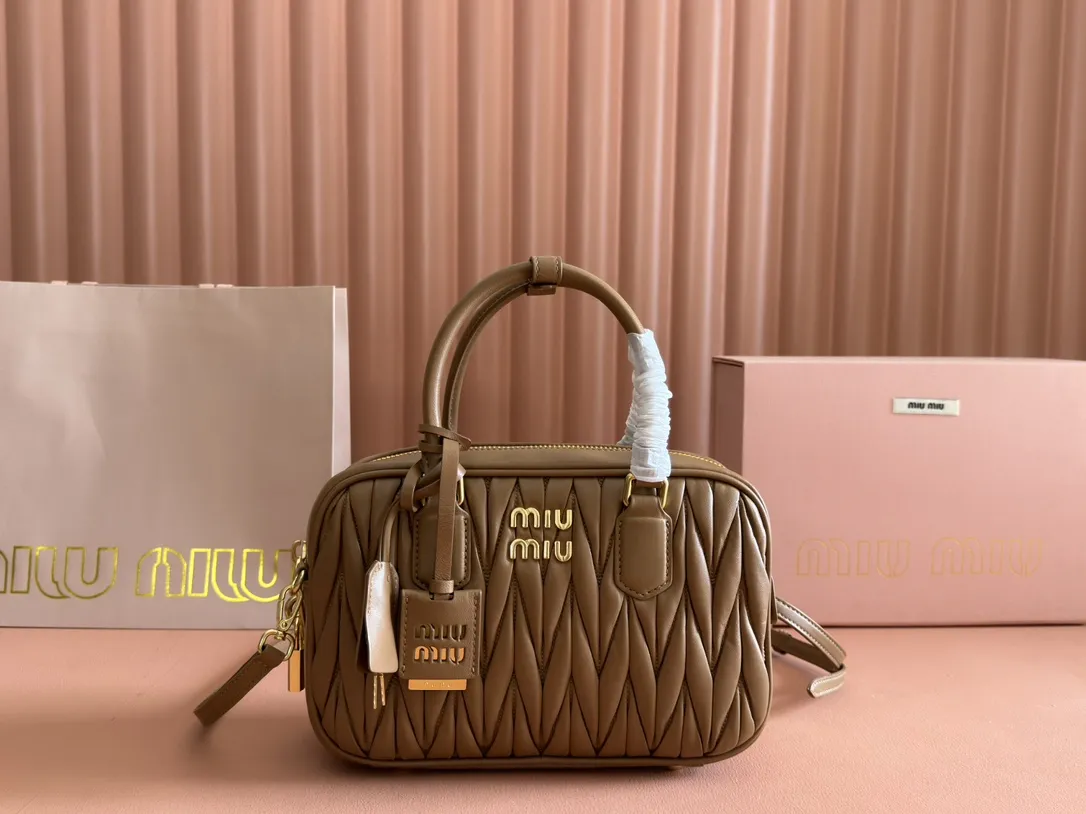 ミュウ ミウ「Miu Miu」マトラッセ シープスキン ミディアム ボウリング トート クロスボディバッグ
