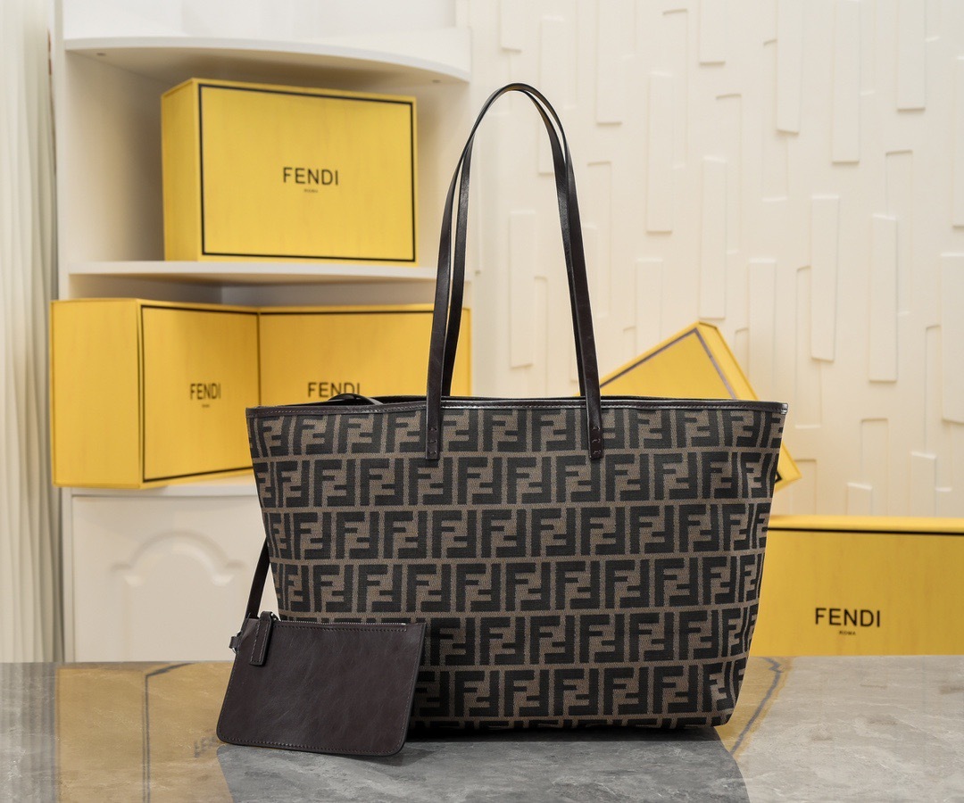 フェンディ「Fendi」ロゴ ラージトートバッグ