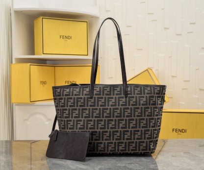 フェンディ「Fendi」ロゴ ラージトートバッグ