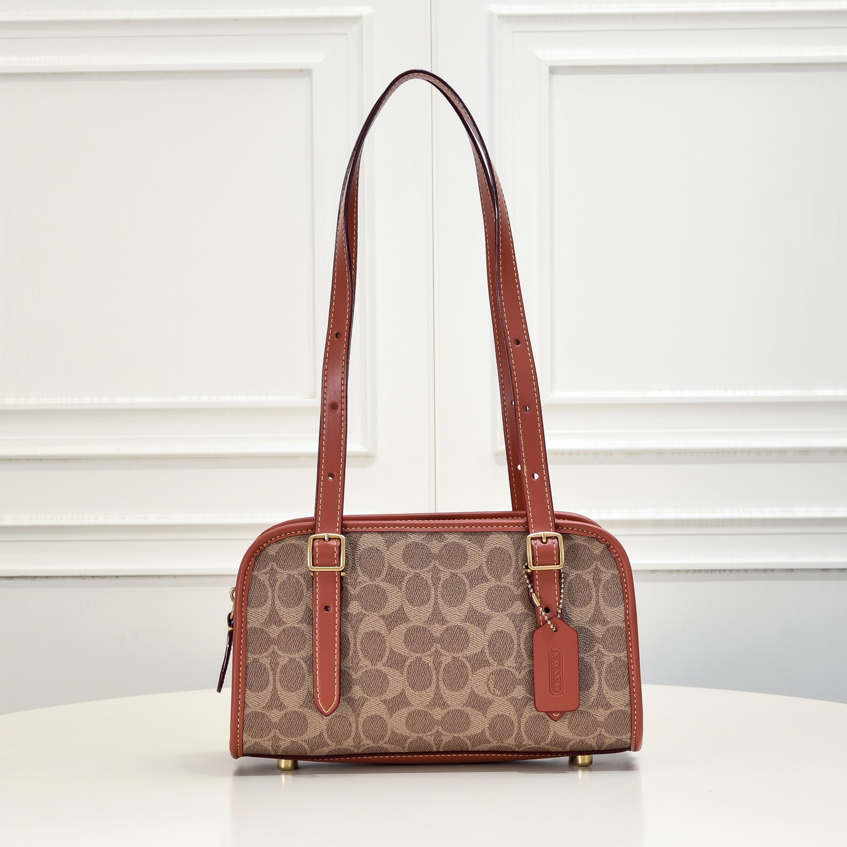 コーチ「Coach」SWING ZIP ショルダーバッグ シルエット