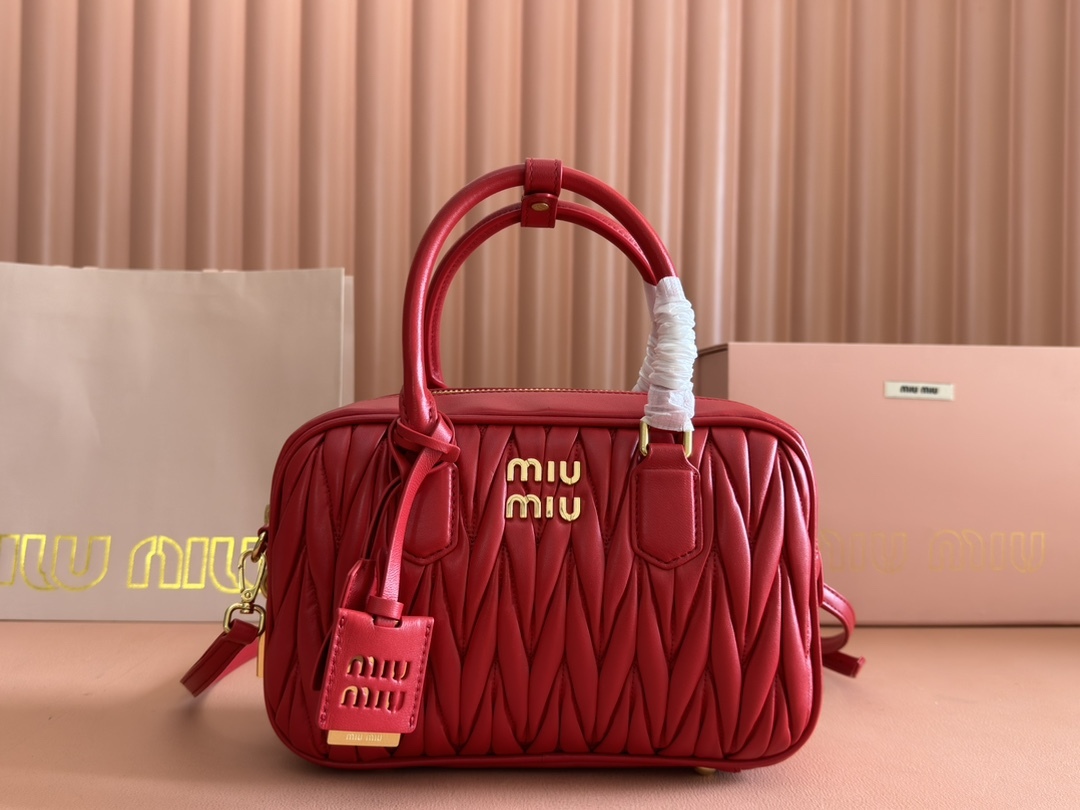 ミュウ ミウ(Miu Miu)マトラッセ シープスキン ミディアム ボウリング トート クロスボディバッグ