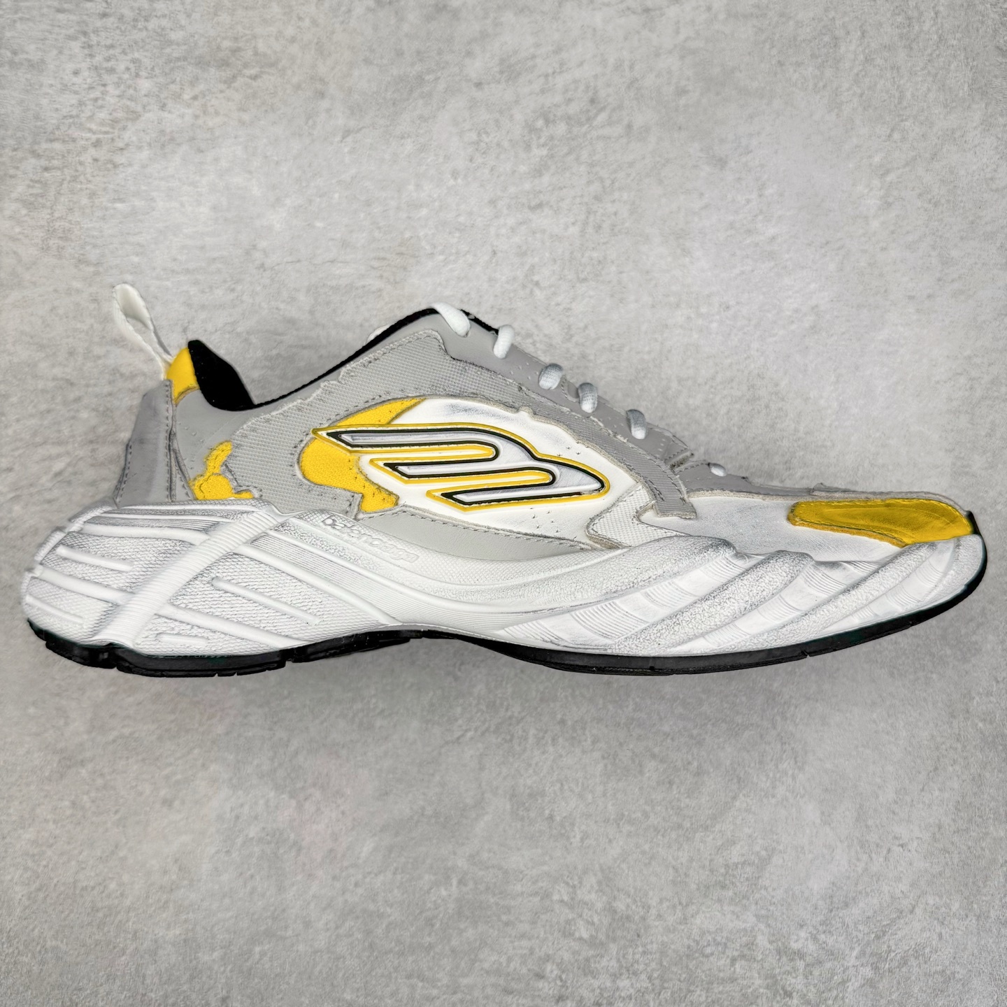 バレンシアガ「Balenciaga」ラウンドつま先のプラットフォームスニーカー