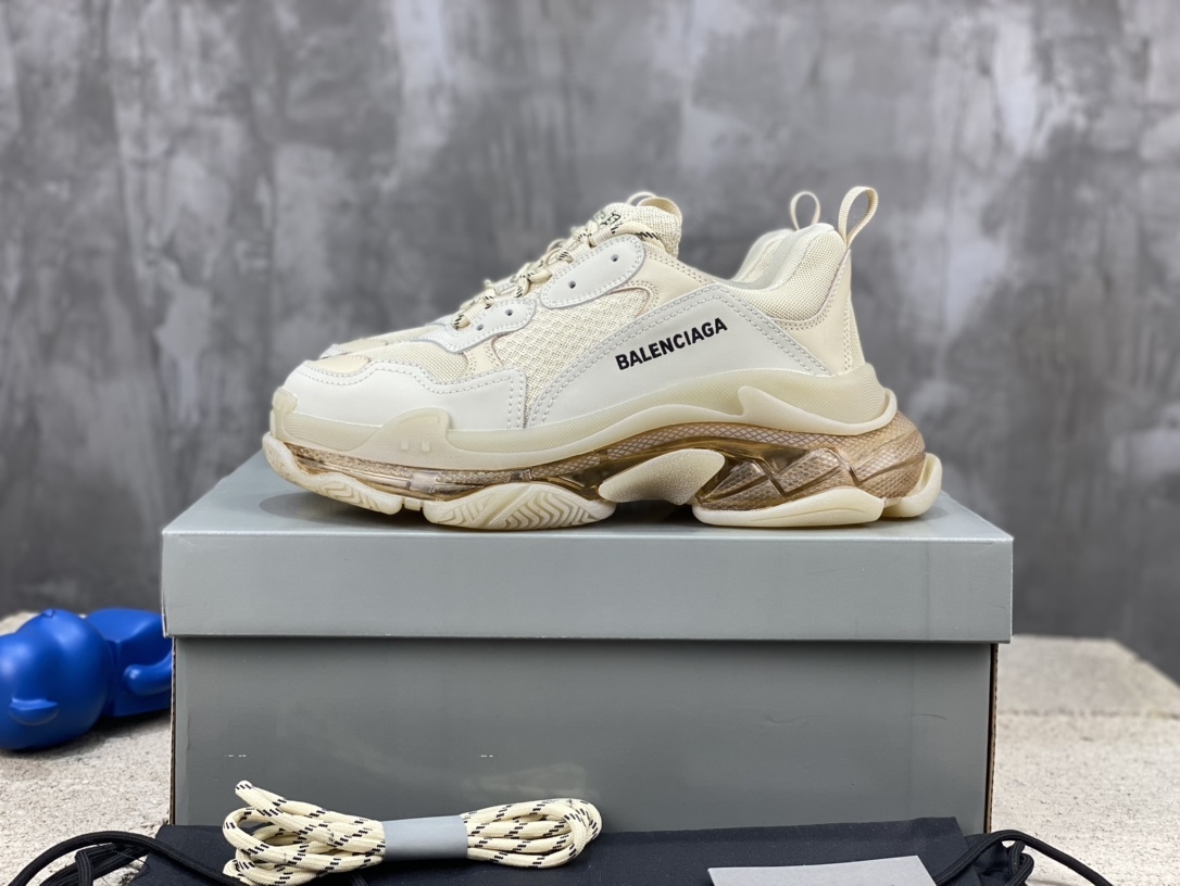 バレンシアガ「Balenciaga」トリプルSスニーカー