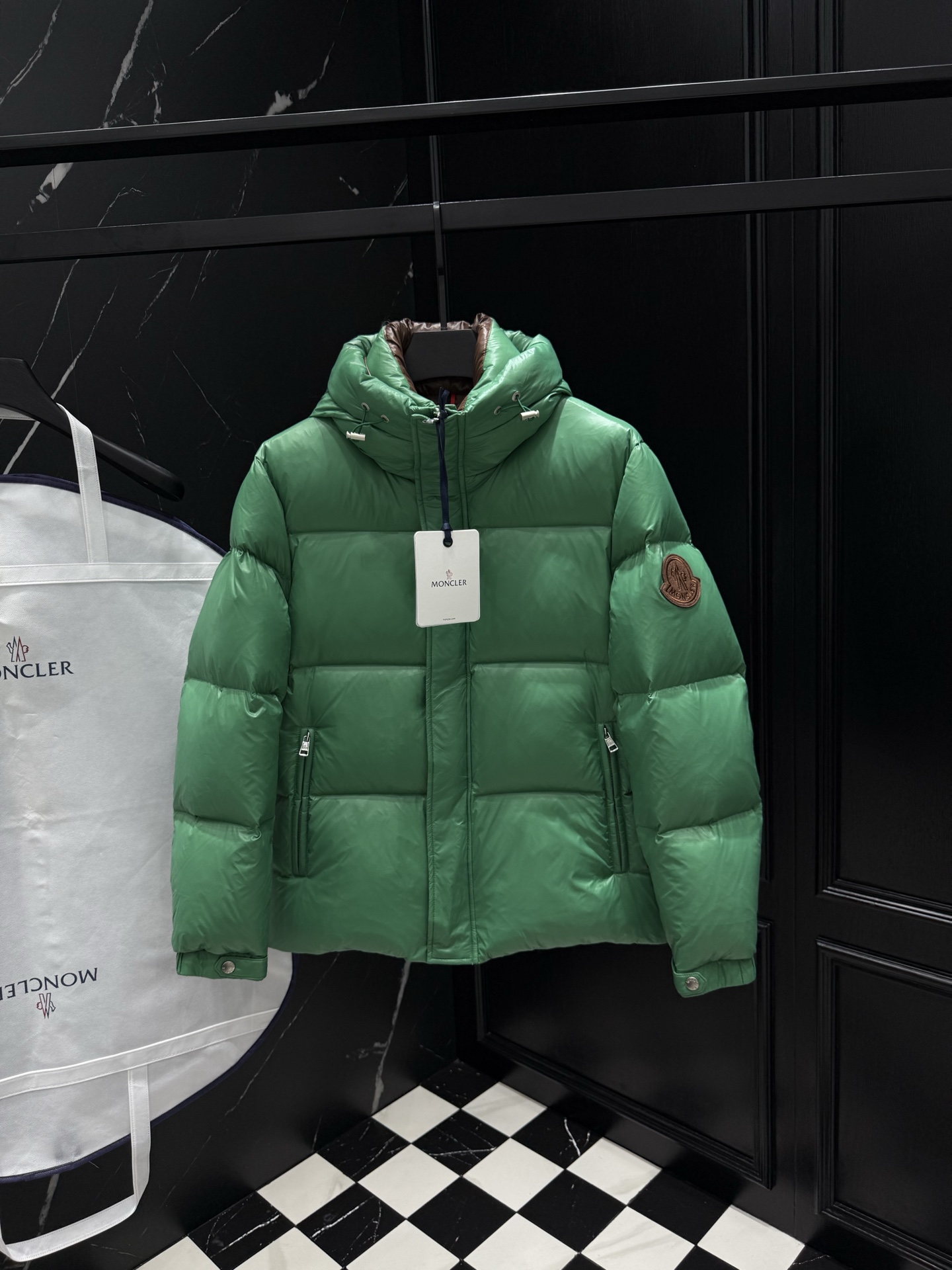 モンクレール「Moncler」フード付きダウンジャケット