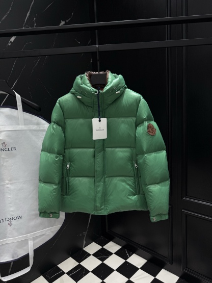 モンクレール「Moncler」フード付きダウンジャケット
