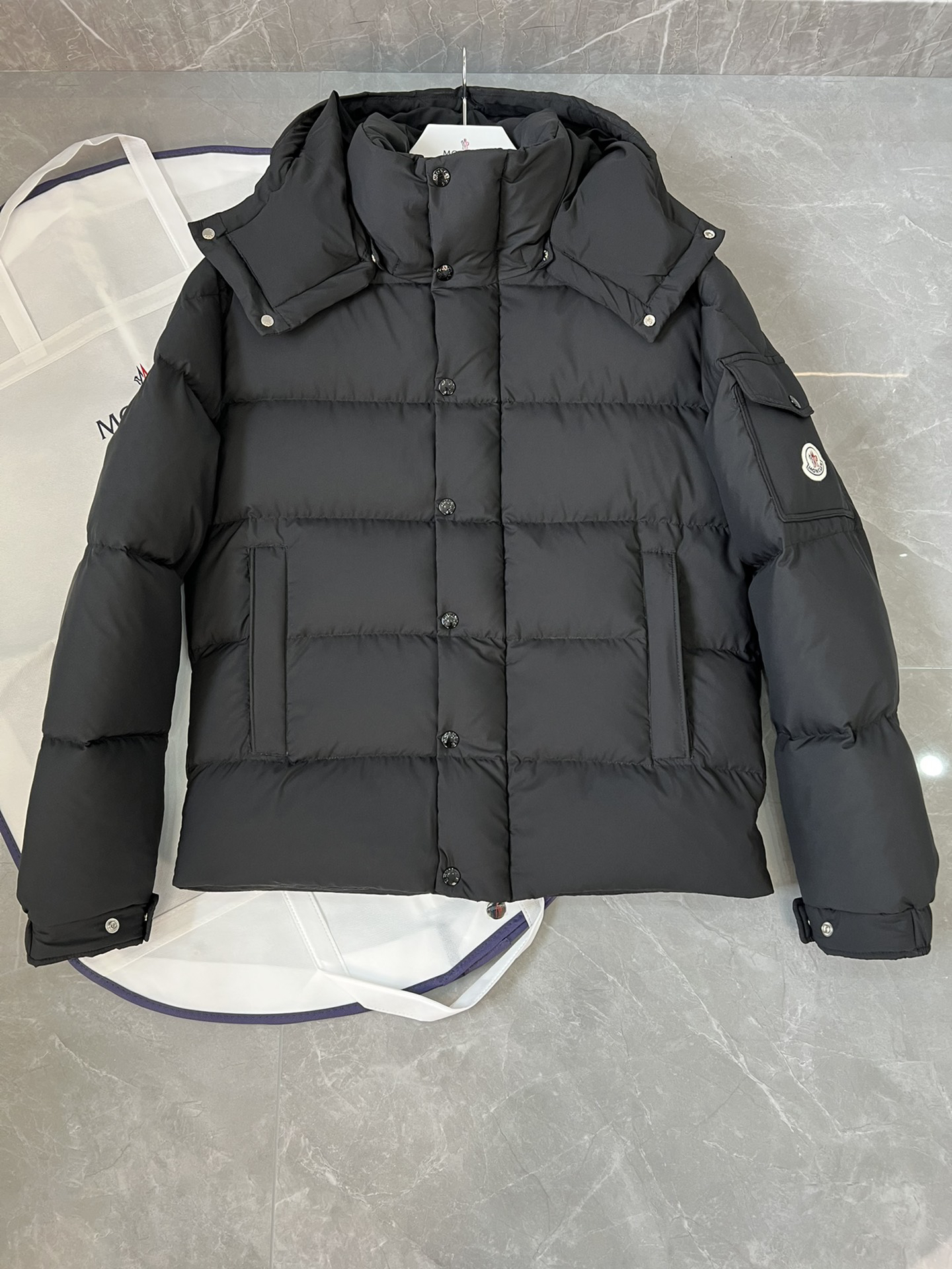 モンクレール「Moncler」Vezere ダウンジャケット